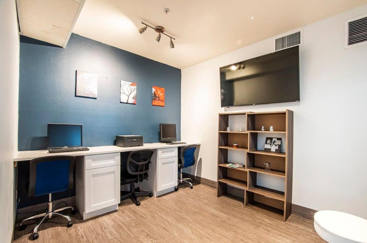 With Full Kitchen And King Bed Apartment *